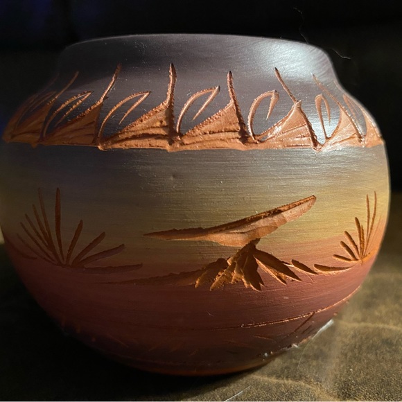 Handmade Redware Navajo Etched Vessel Bear Claw Mtn Mesa Verde Signed Silas - Picture 6 of 8